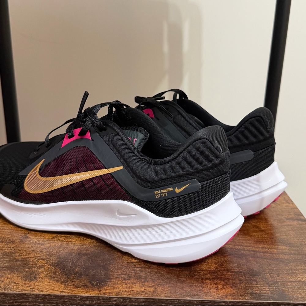 Nike Women's Black and Metallic Gold Athletic Shoes New in Box Size 8 - Picture 8 of 13